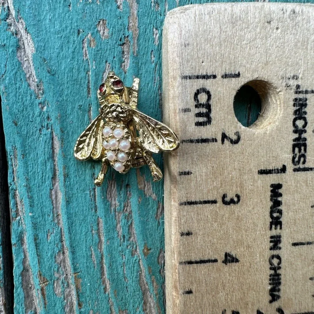 VTG Bumble Bee Pin Brooch 0.625 Inch Gold Tone Baby Pearl Red Rhinestones‎ Eyes